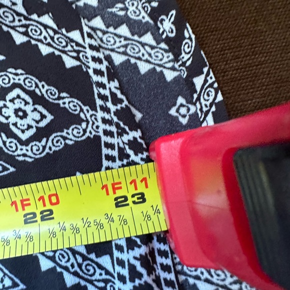 Pink Rose Black & White Cap Sleeves. Light Summer Blouse   SZ M - Picture 10 of 10